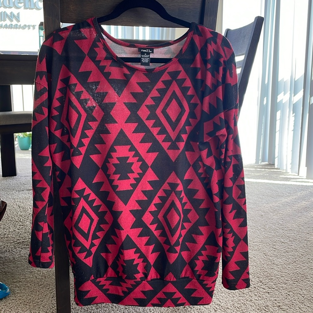 Dog tooth patterened sweater